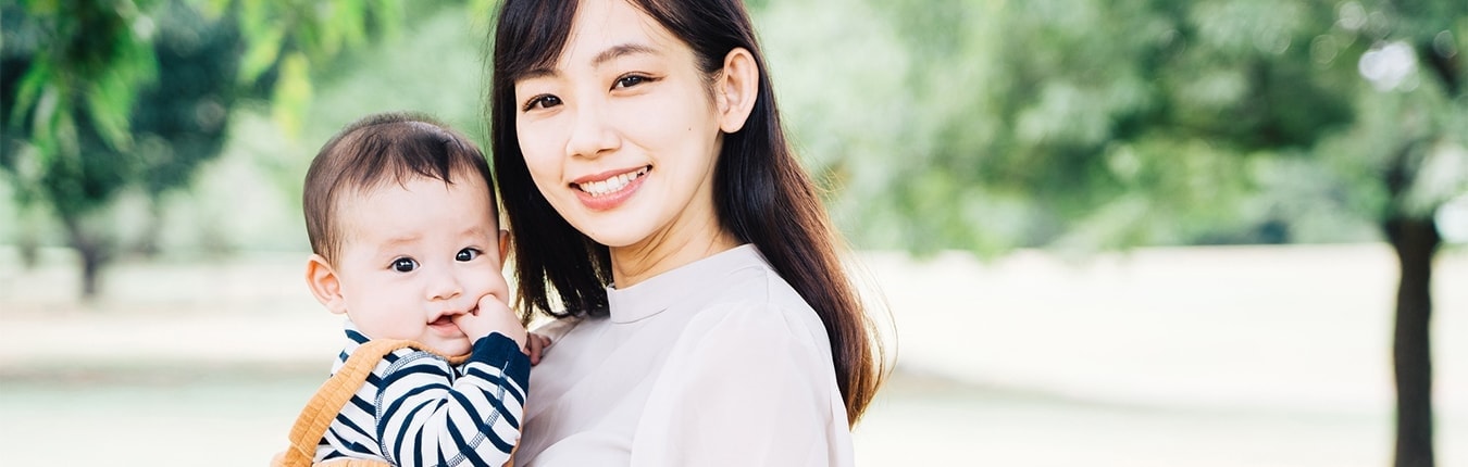 赤ちゃんを抱っこする母親