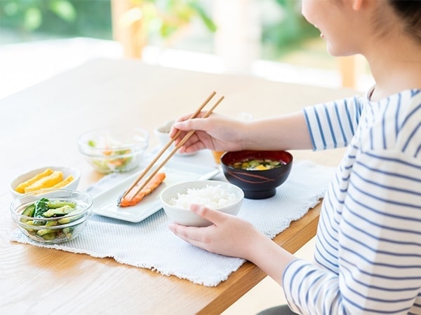 食事をとる女性